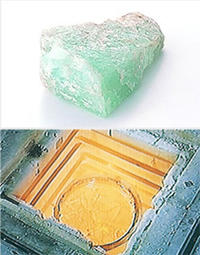 Photo: Beryl ore (top); Crucible in the same state as the magma inside the earth represented in the factory (bottom)