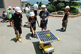 Image: Children learn about solar power during primary school “Eco-Lessons”