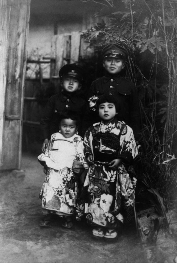 Inamori at around age 8 (back, left)