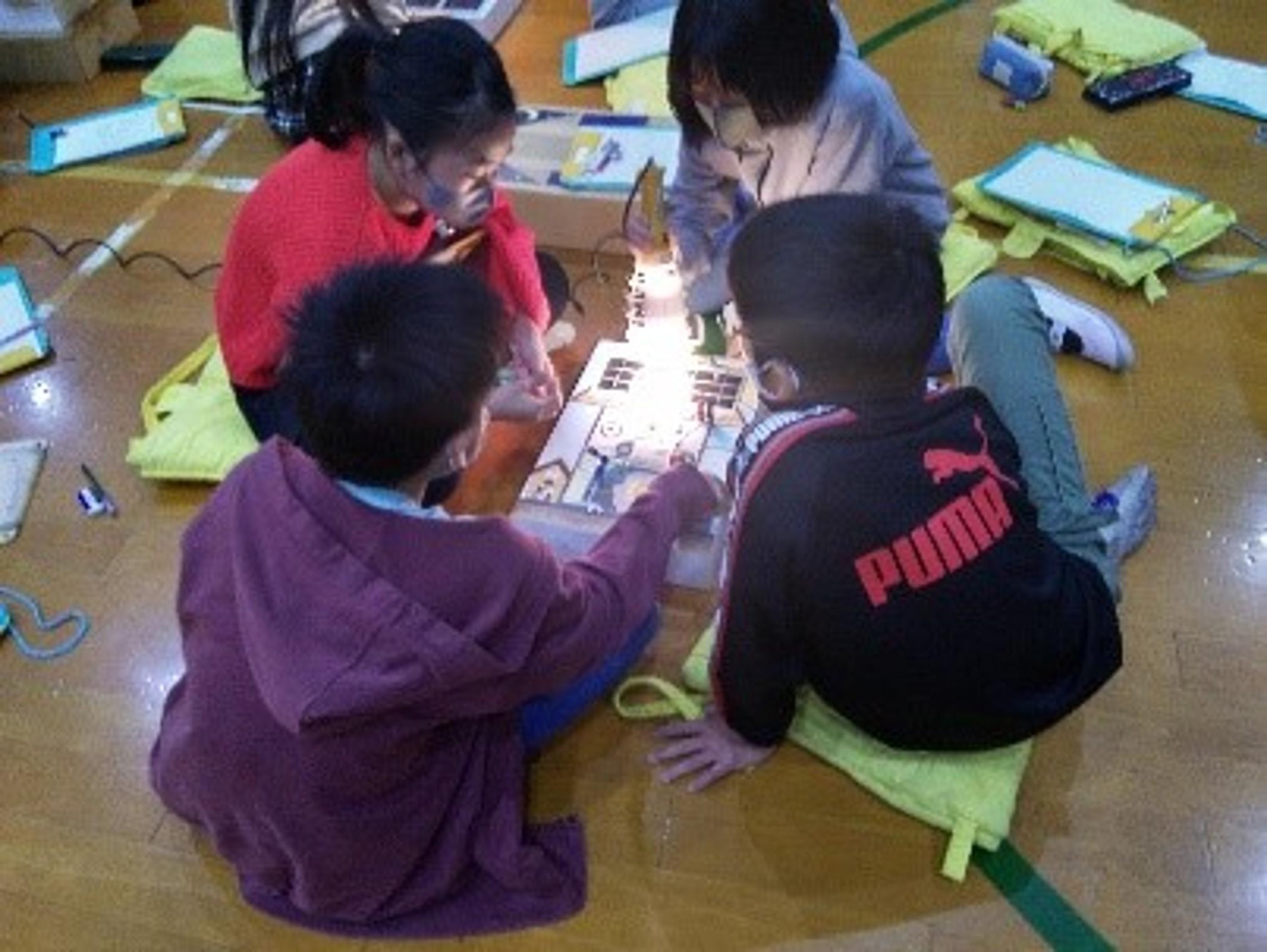 Lesson where students learn the mechanism of solar cells and battery (Japan)