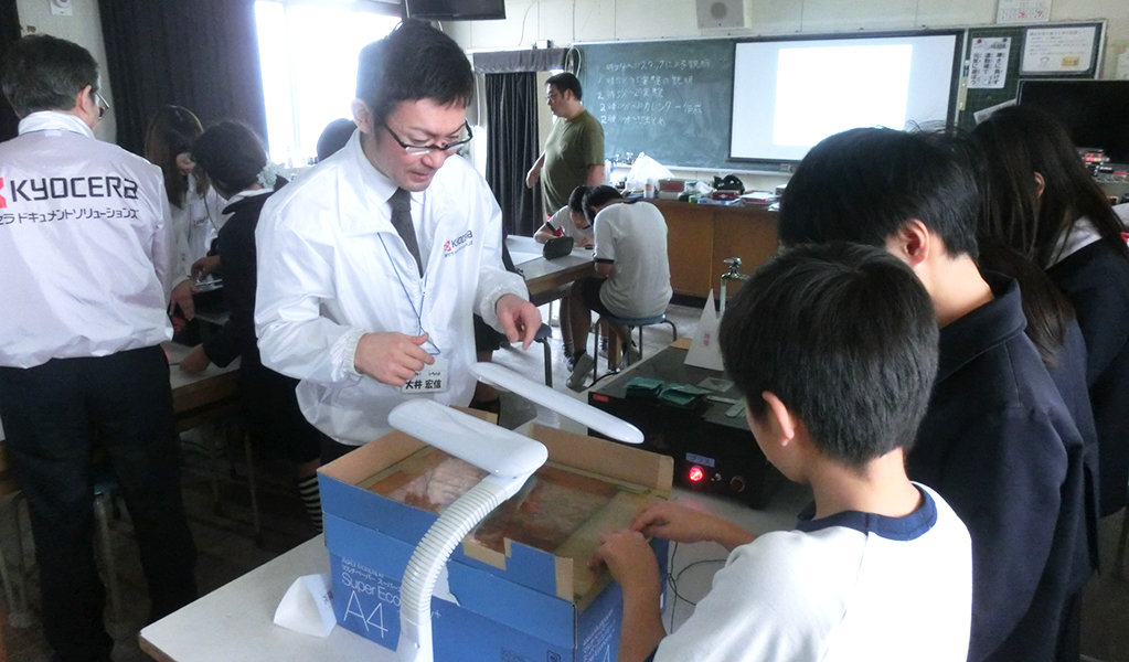 Children learning the mechanism of copying through an experiment