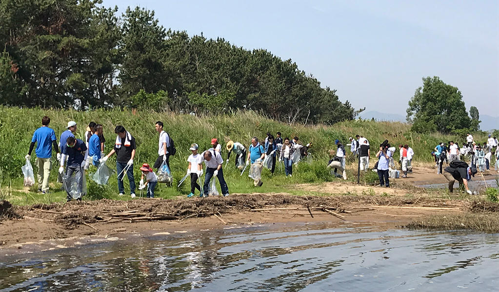 Photo:Employees taking part in the clean-up event (Yasu City, Shiga Prefecture)