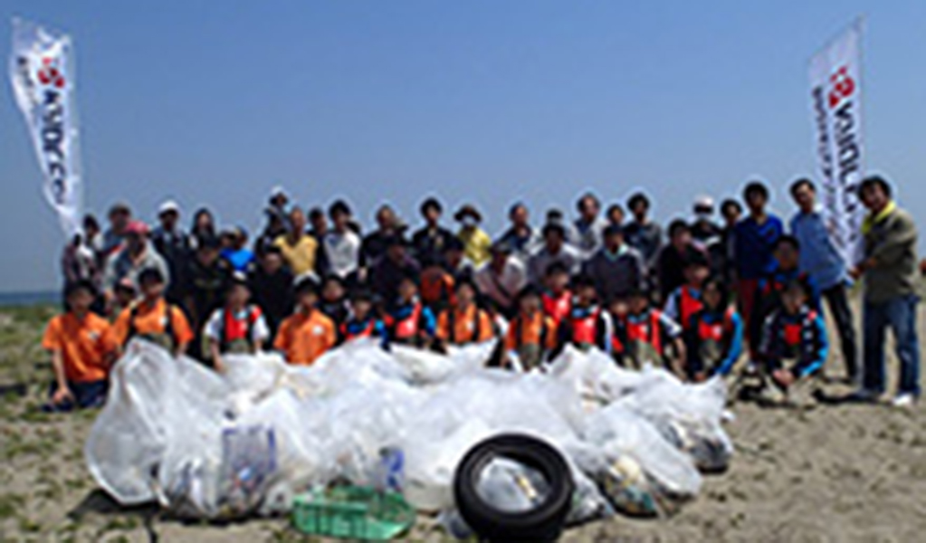 Photo:Employees taking part in the clean-up event (Matsuzaka City, Mie Prefecture)
