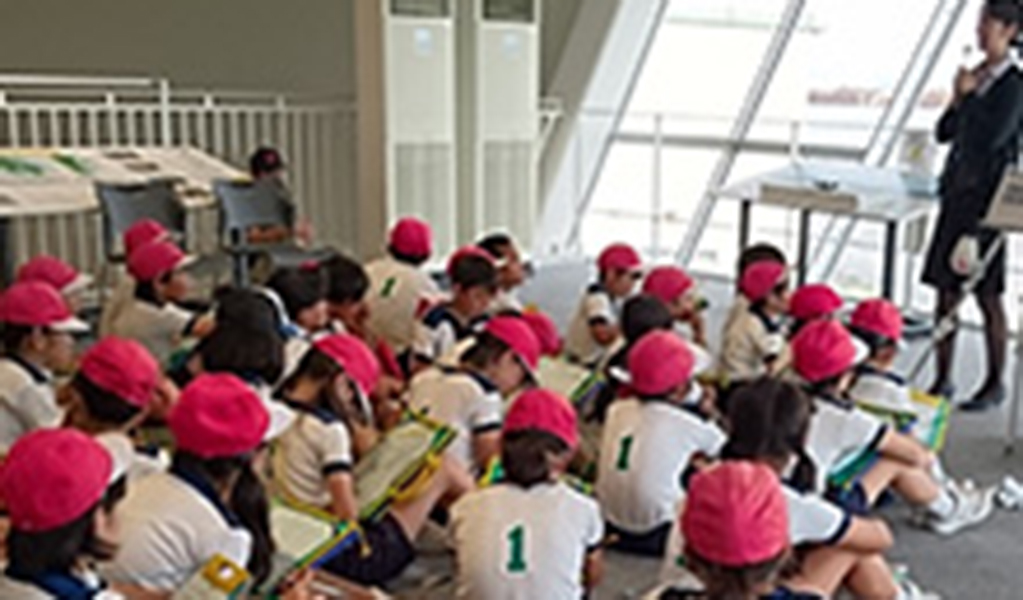 Photo: Students touring the Kagoshima Nanatsujima Solar Science Museum