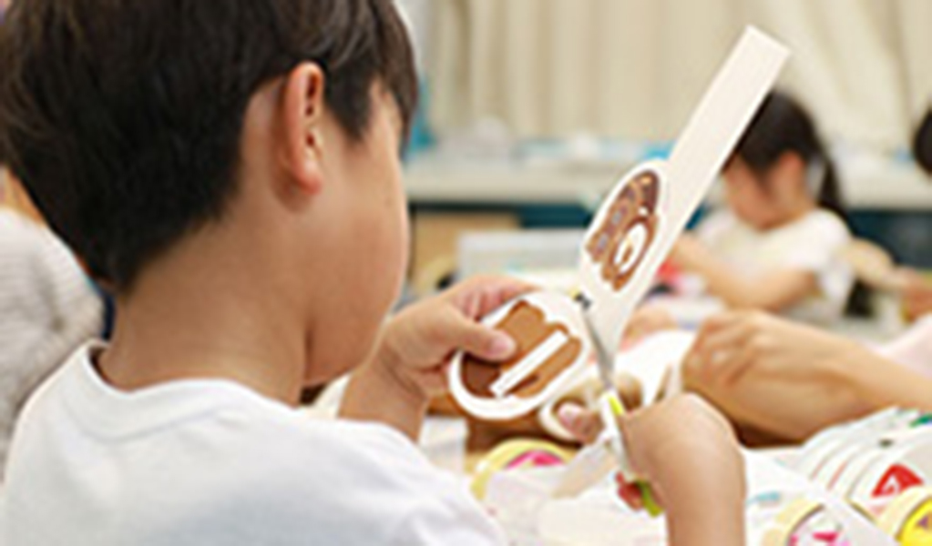 Photo:A crafts lesson where children learn about the characteristics and strengths of fine ceramics