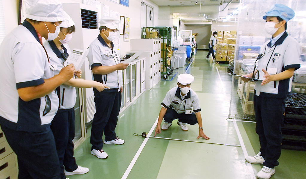 On-site explanation of 5S promotion activities (Hokkaido Kitami Plant)